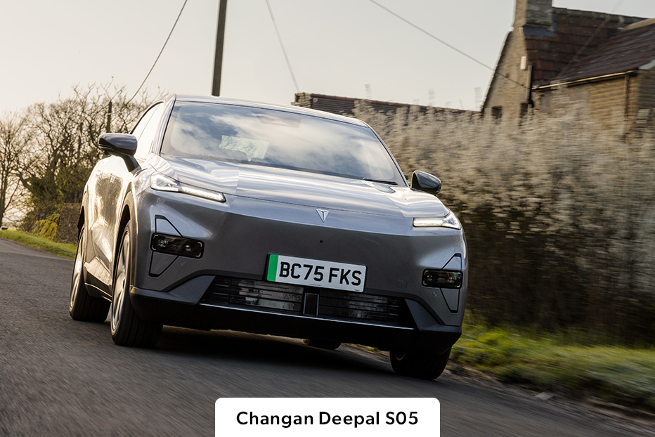 Grey Changan Deepal S05 driving on a country road