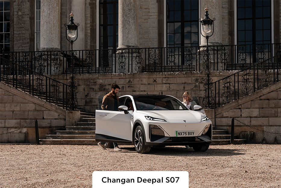 White Changan Deepal S07 parked outside a striking house