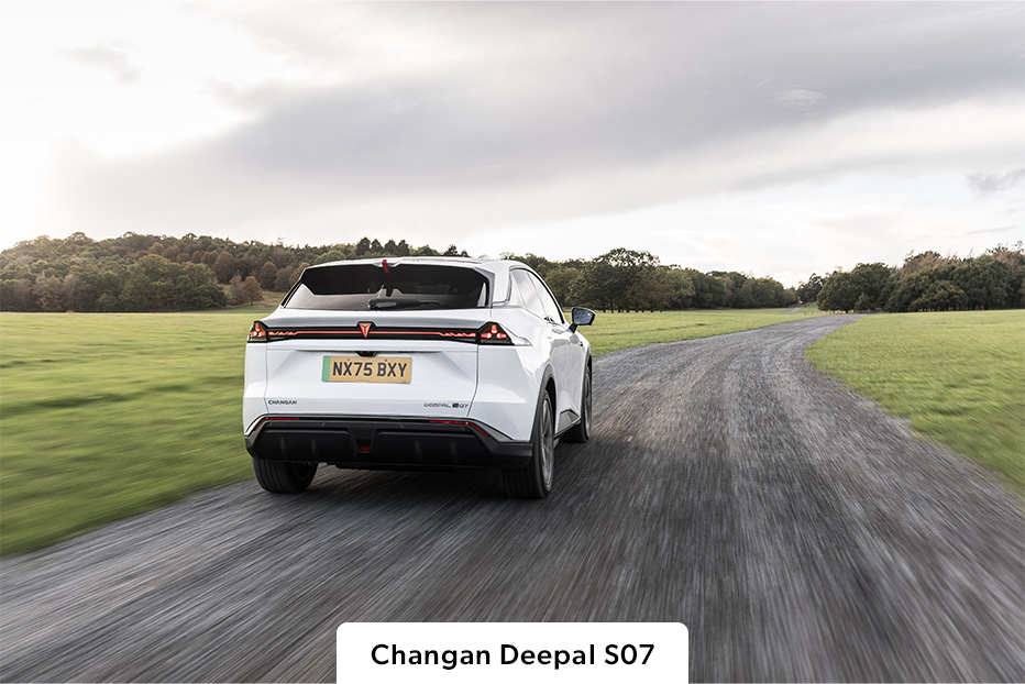 White Chagan Deepal S07 on the road viewed from the rear