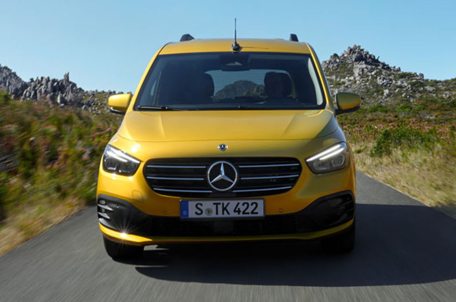 2022 Mercedes T-Class front tracking