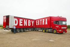 'Superlorry' takes to Britain's roads