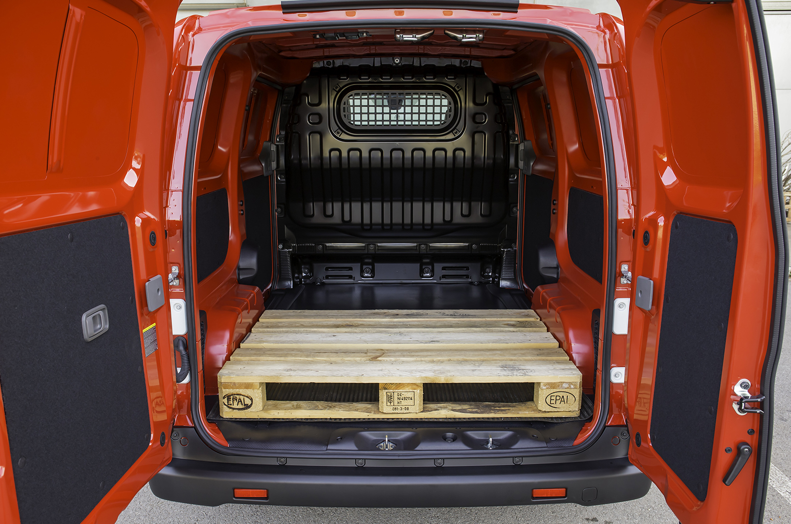 Nissan e-NV200 load space