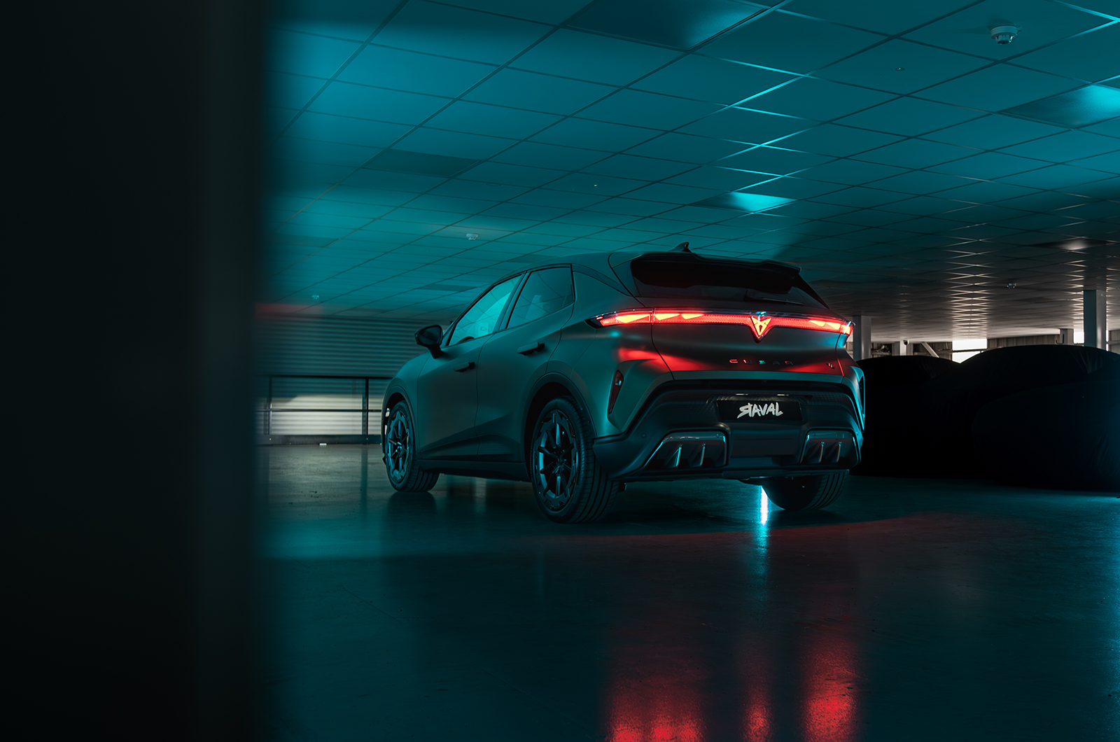 Un'auto elettrica con tecnologia integrata e design interno innovativo, con luci e audio che si adattano al driver