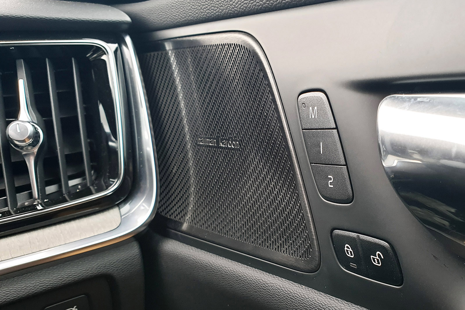 Volvo S60 T5 2020 interior detail