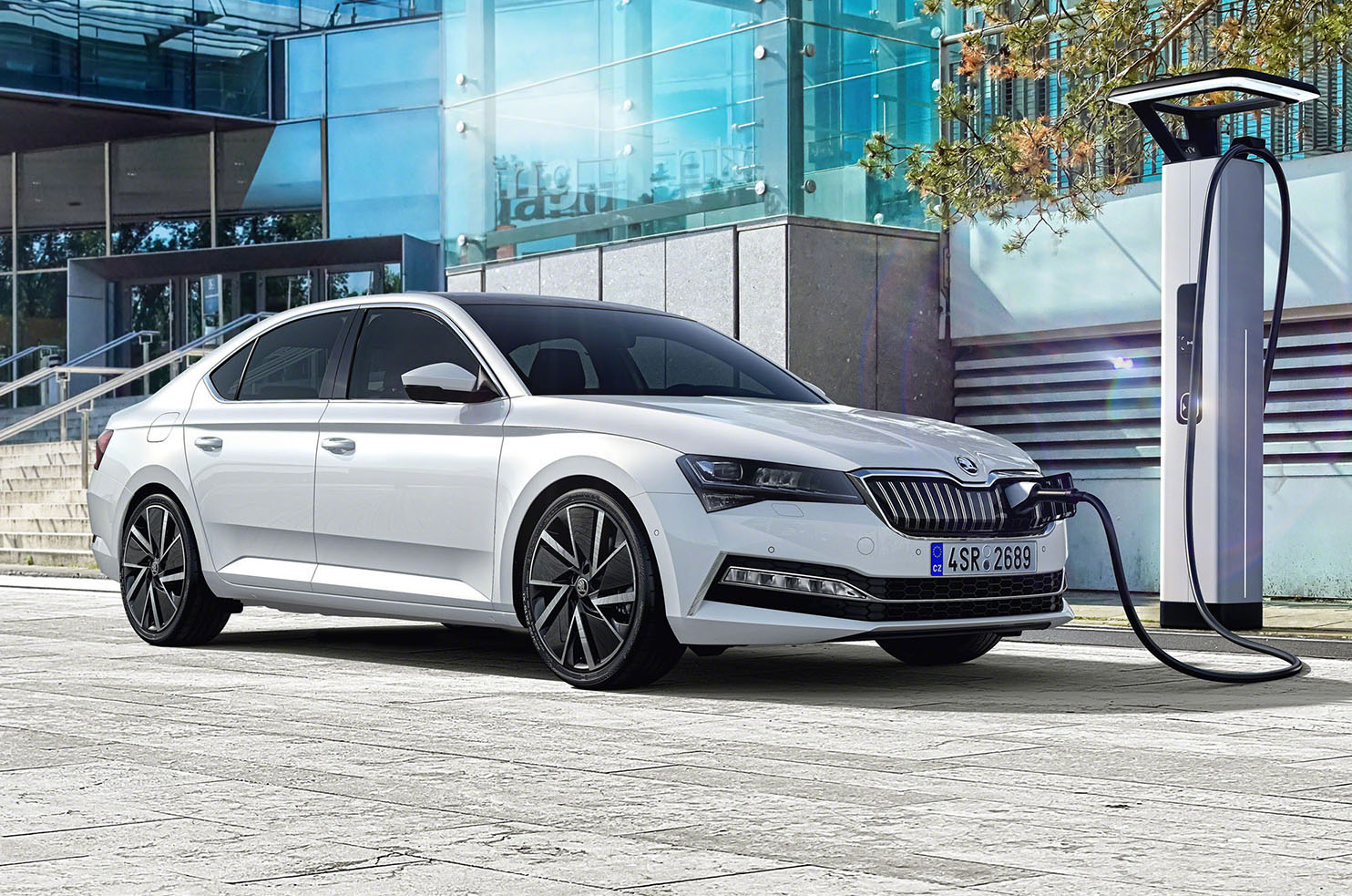 2020 Skoda Superb iV charging