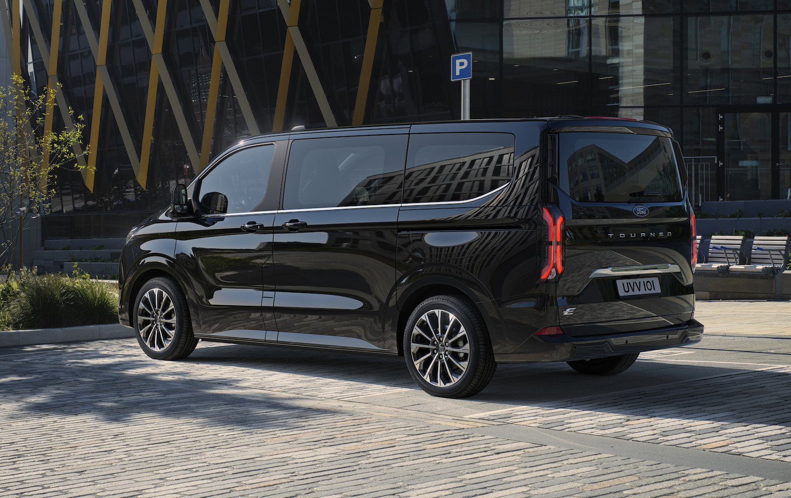2023 Ford E-Tourneo Custom MPV rear