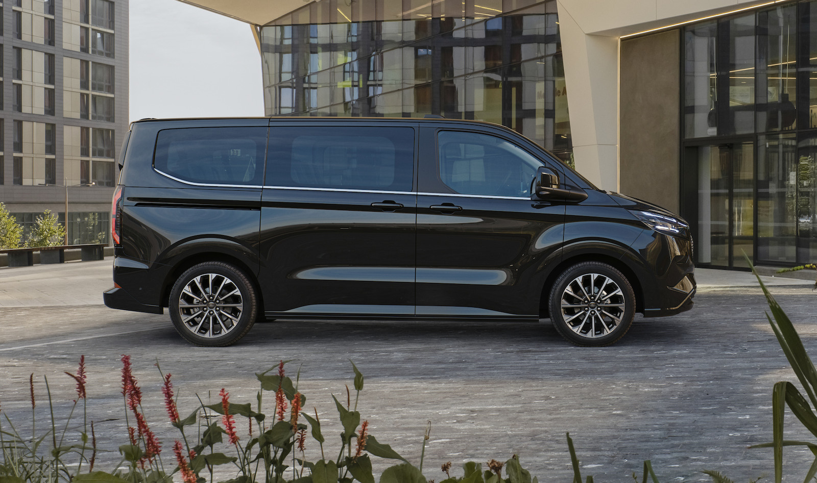2023 Ford E-Tourneo Custom MPV 