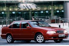 Man squeezes 13 people into a Volvo
