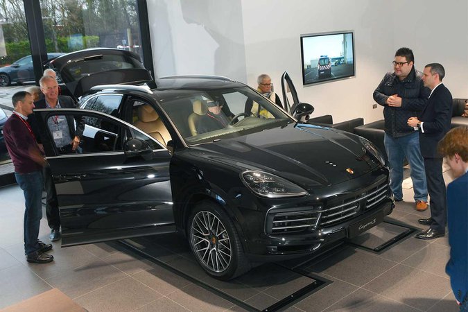 Porsche Cayenne reader test team