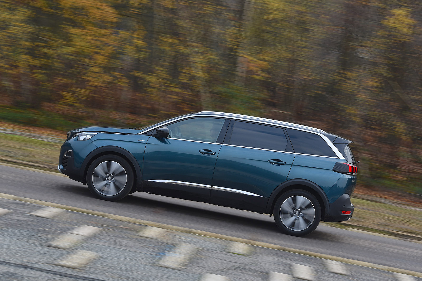 2018 Peugeot 5008 left panning RHD