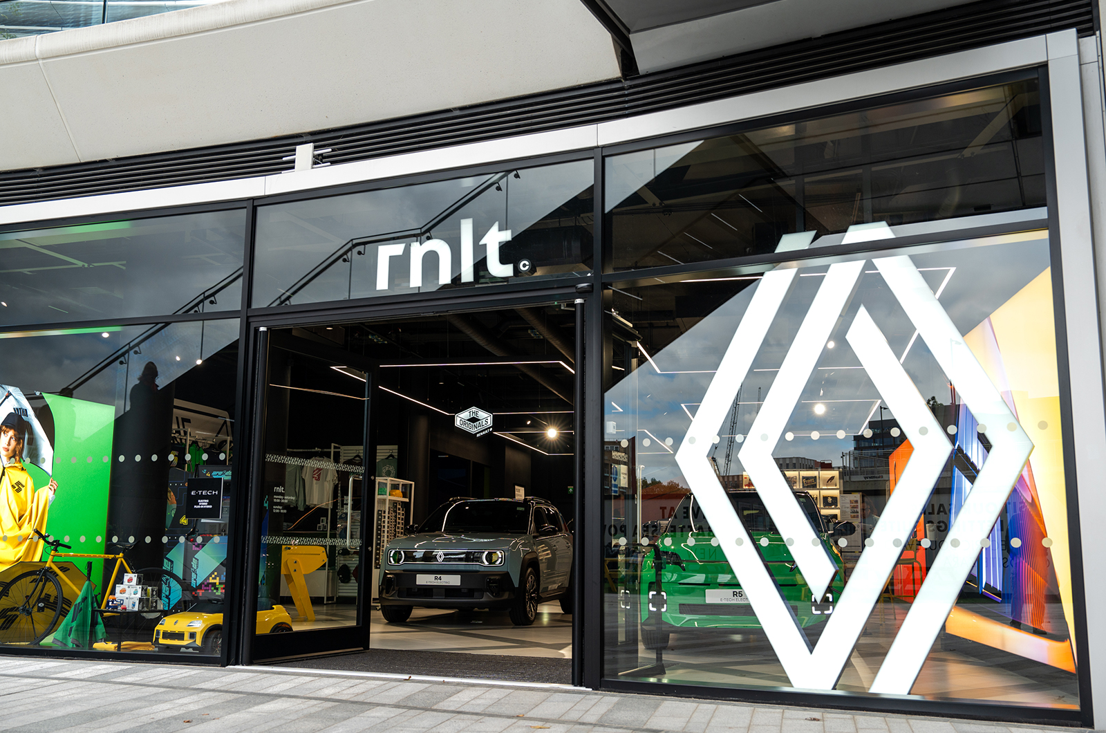 Renault Battersea dealership shopfront