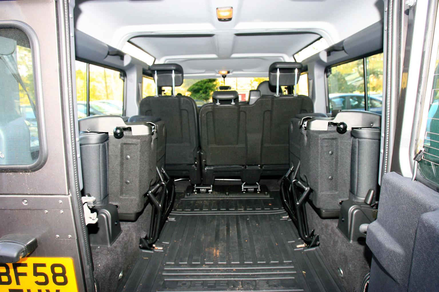 Land Rover Defender (90 - 16)