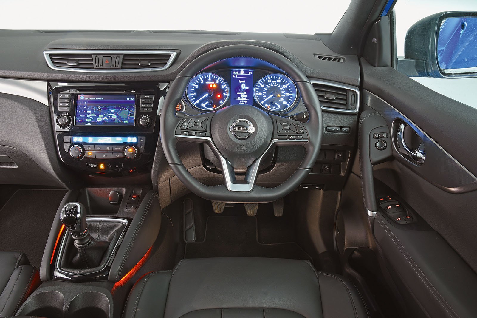 Nissan Qashqai 1.3 DiG-T N-Connecta - interior