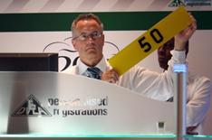 '5 0' plate under the hammer