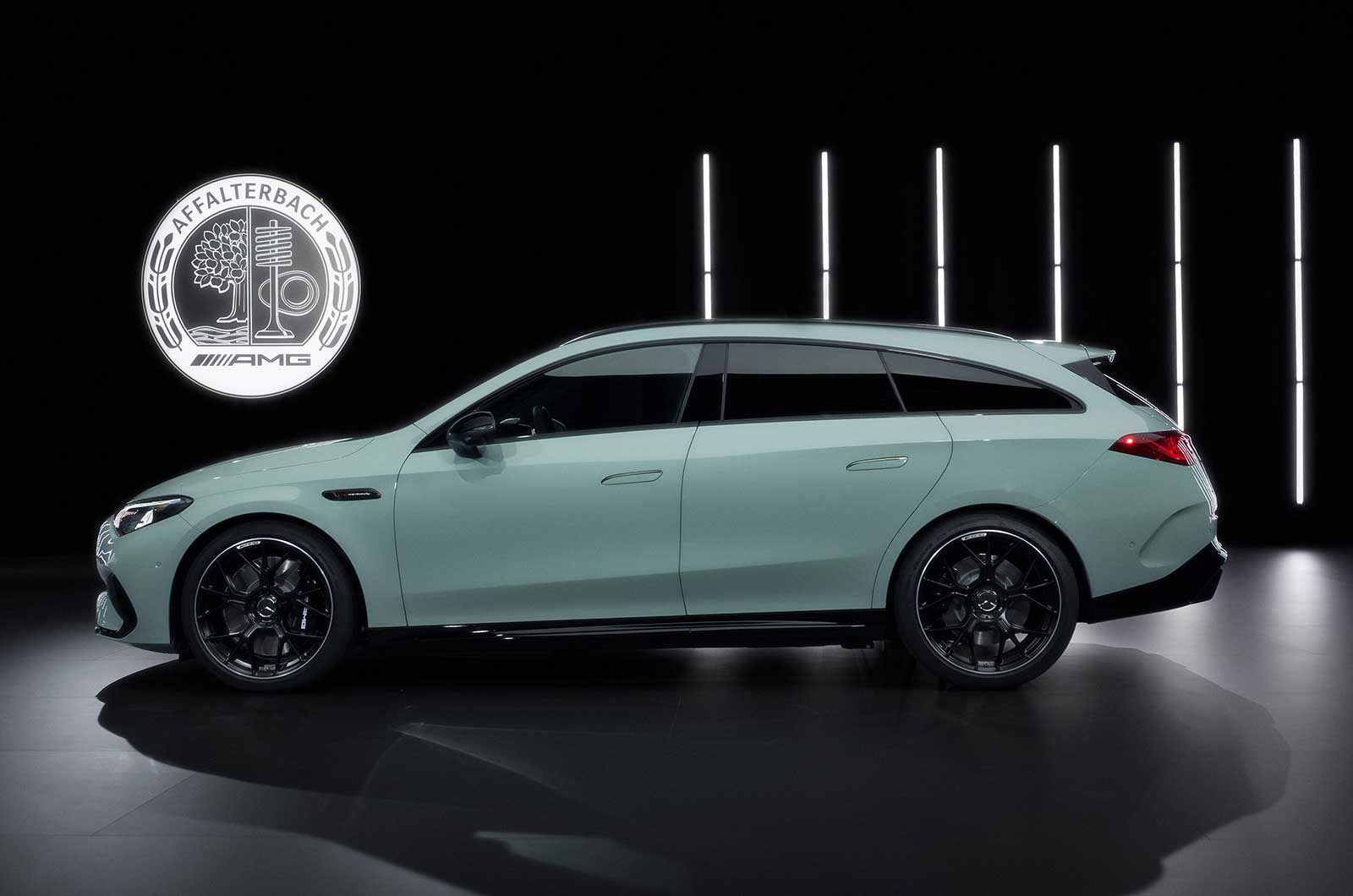 Mercedes-AMG CLA 45 Shooting Brake side static