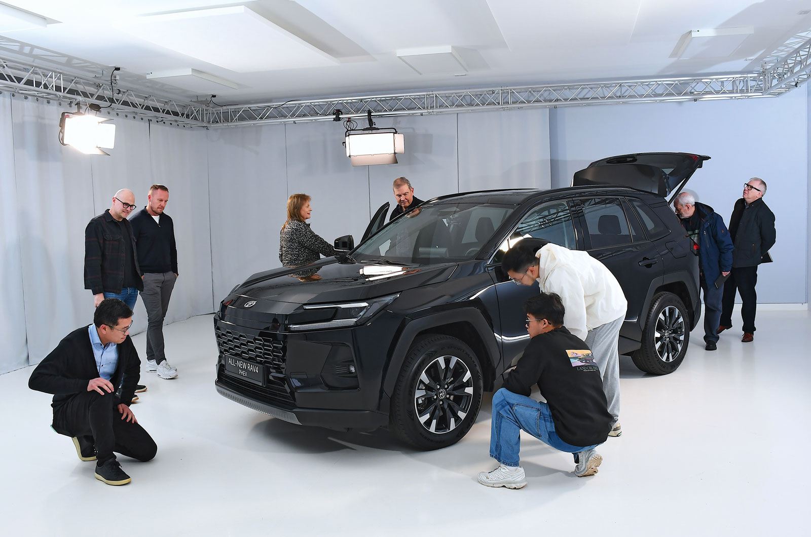 L'articolo presenta le opinioni dei lettori sul nuovo modello Toyota RAV4, ibrido plug-in e qualità costruttiva