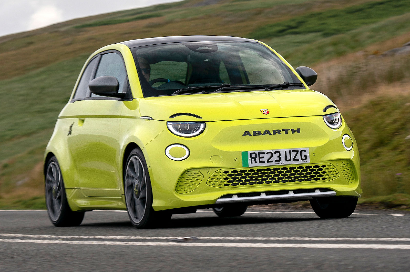 Abarth 500e front right driving