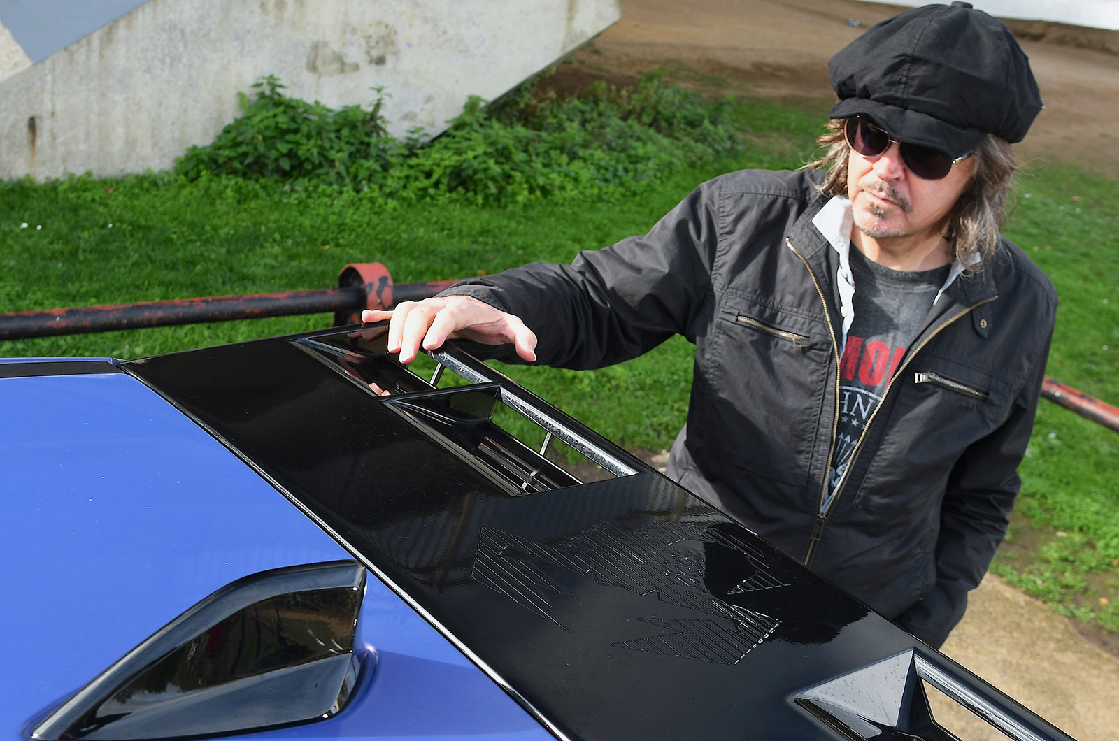 Abarth 600e - examining rear spoiler