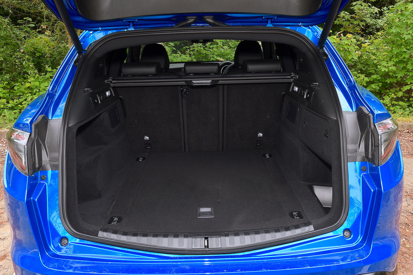 Alfa Romeo Stelvio boot