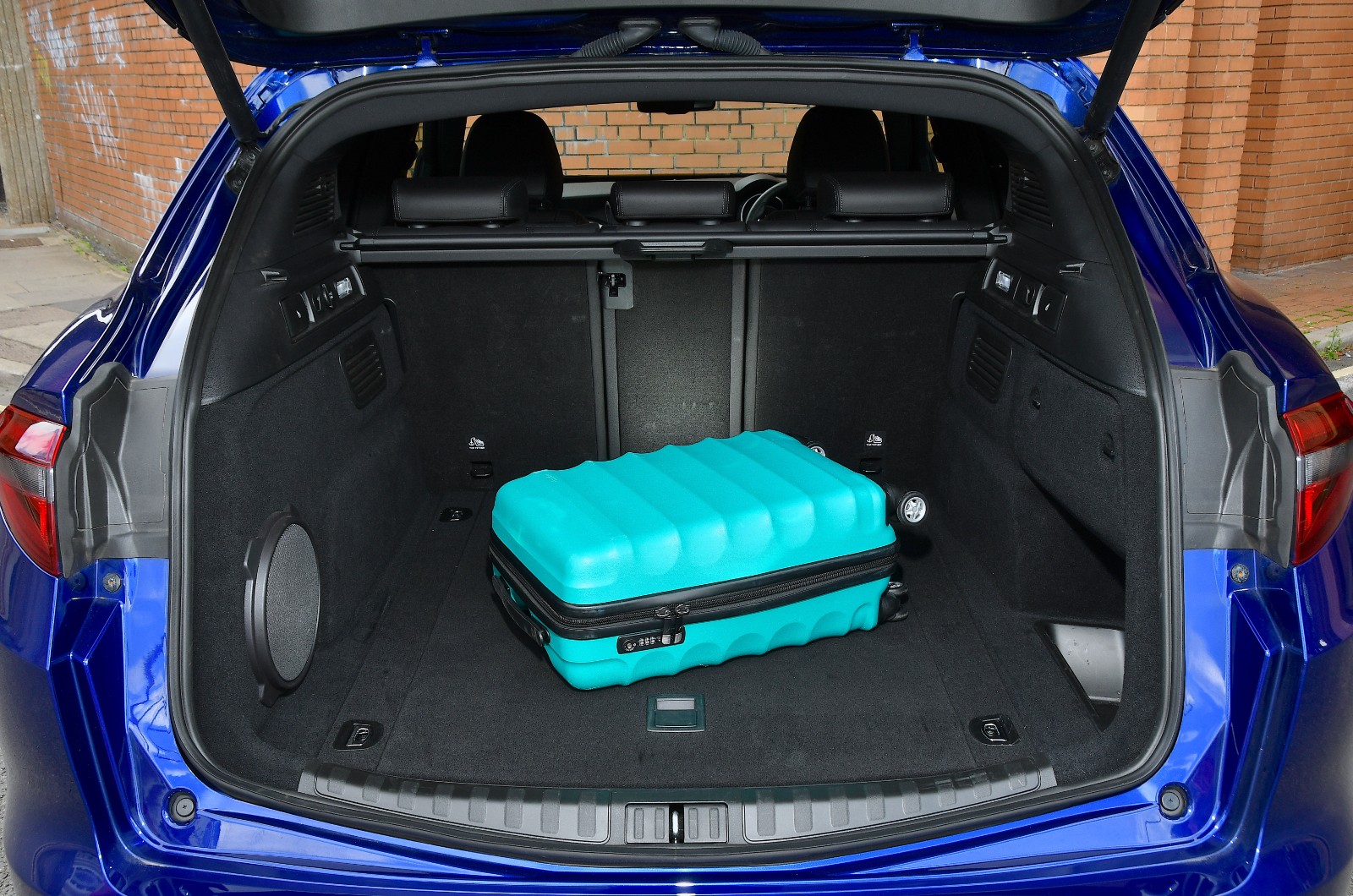 Alfa Romeo Stelvio boot space