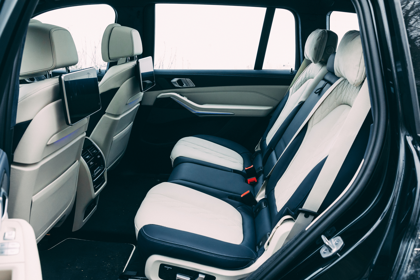 Alpina XB7 2021 interior rear seats