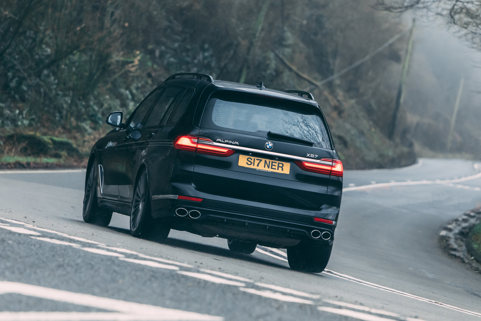 Alpina XB7 2021 rear cornering