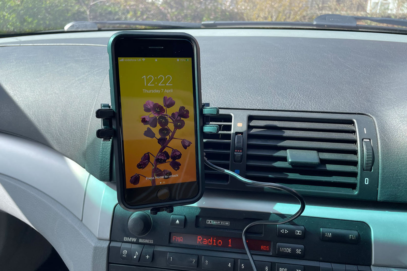 Arteck wireless car charger