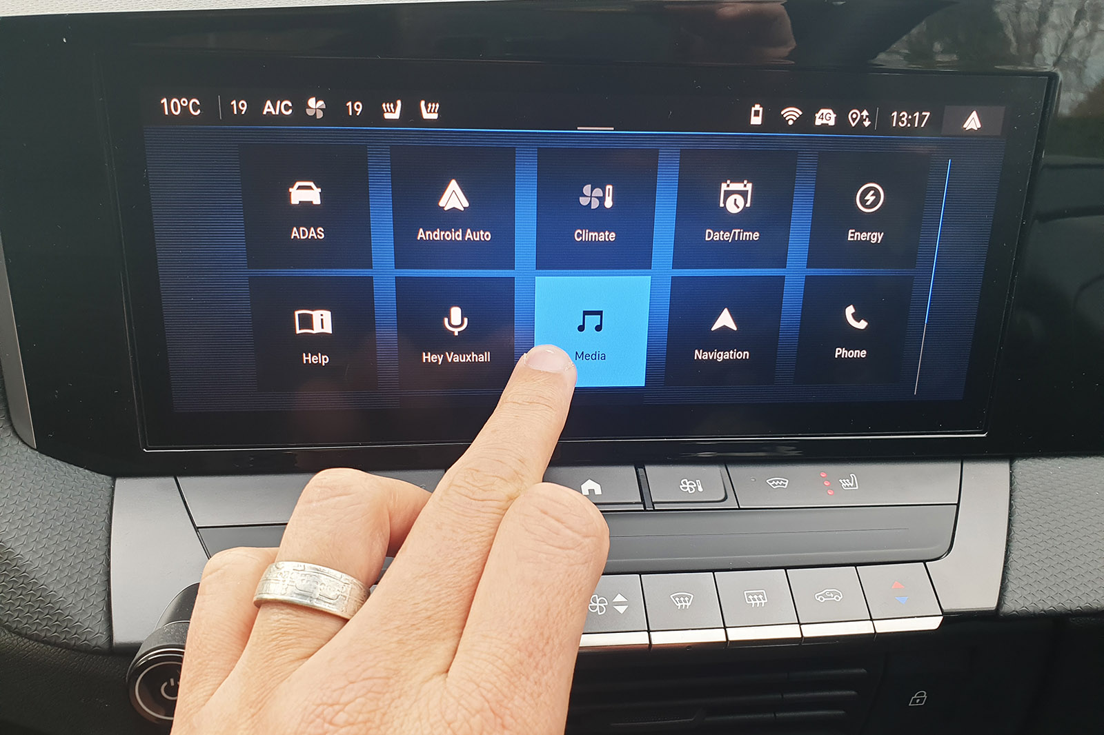 Vauxhall Astra 2022 long-term infotainment