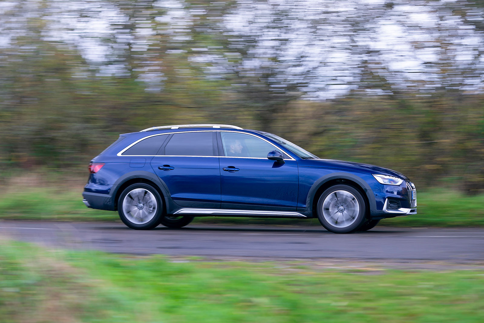 Audi A4 Allroad 2021 right tracking
