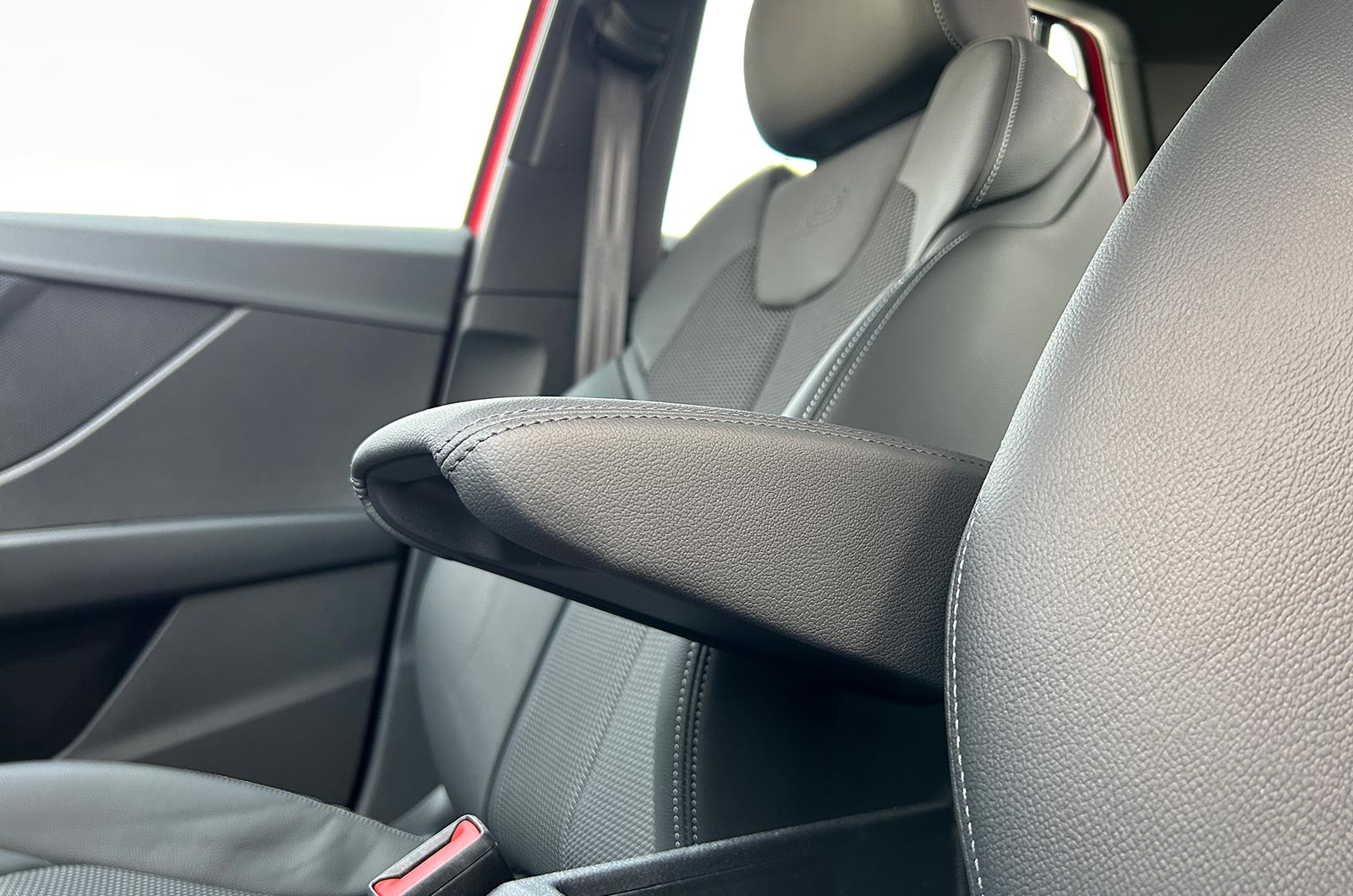 Audi Q2 height-adjustable armrest