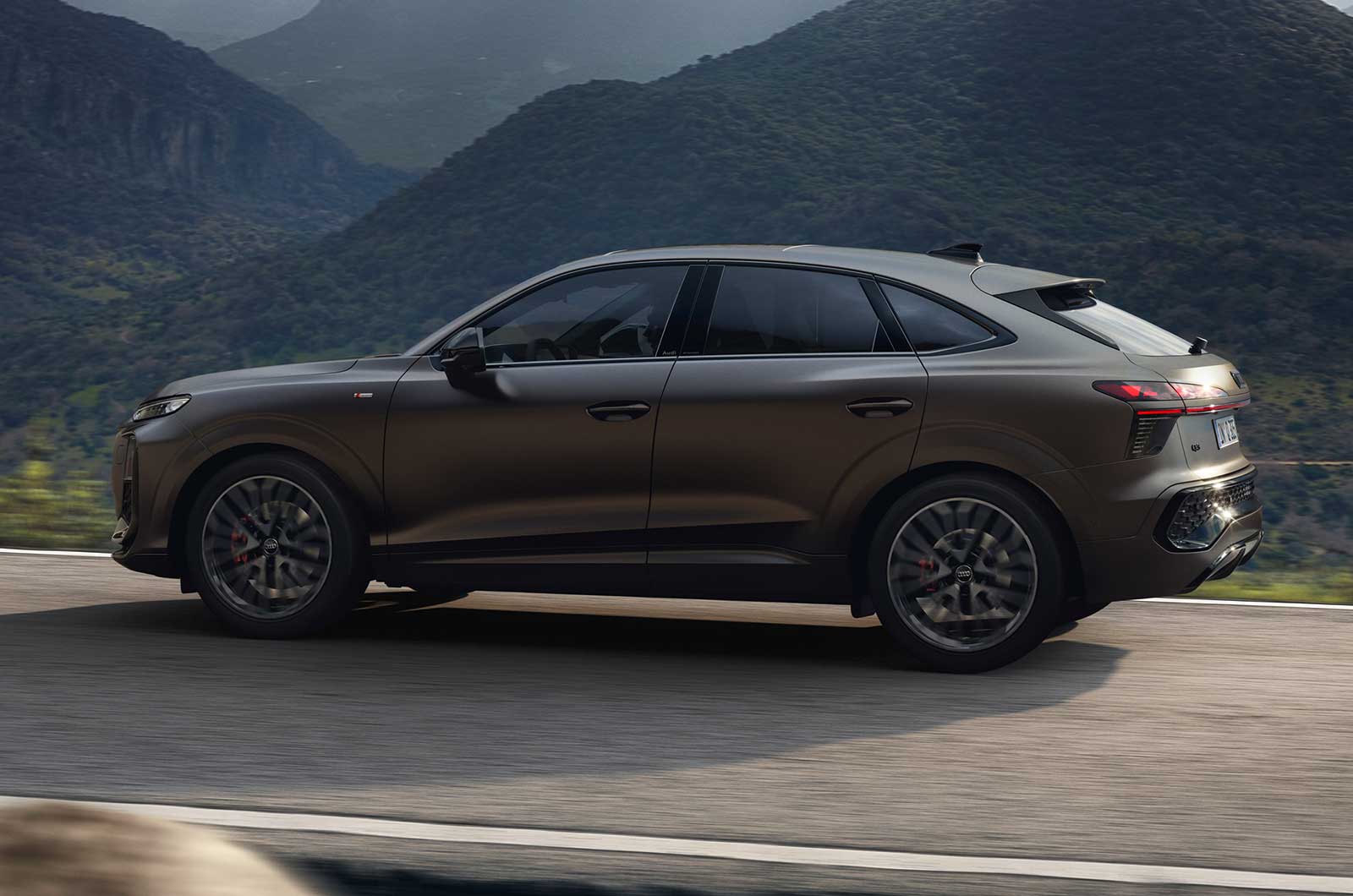 Audi Q3 Sportback side driving