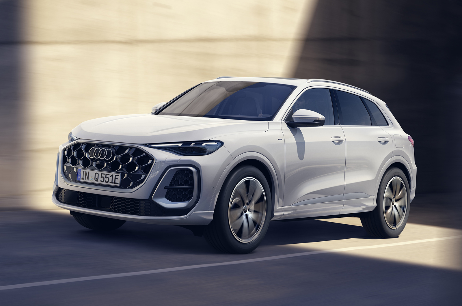 Audi Q5 SUV e-hybrid quattro front driving