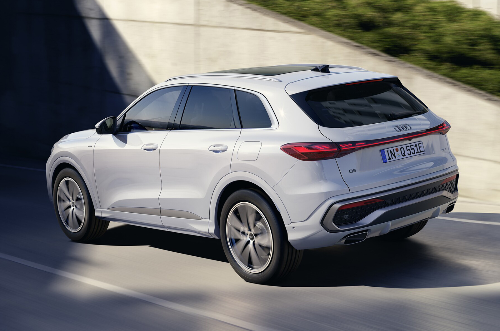 Audi Q5 SUV e-hybrid quattro rear driving