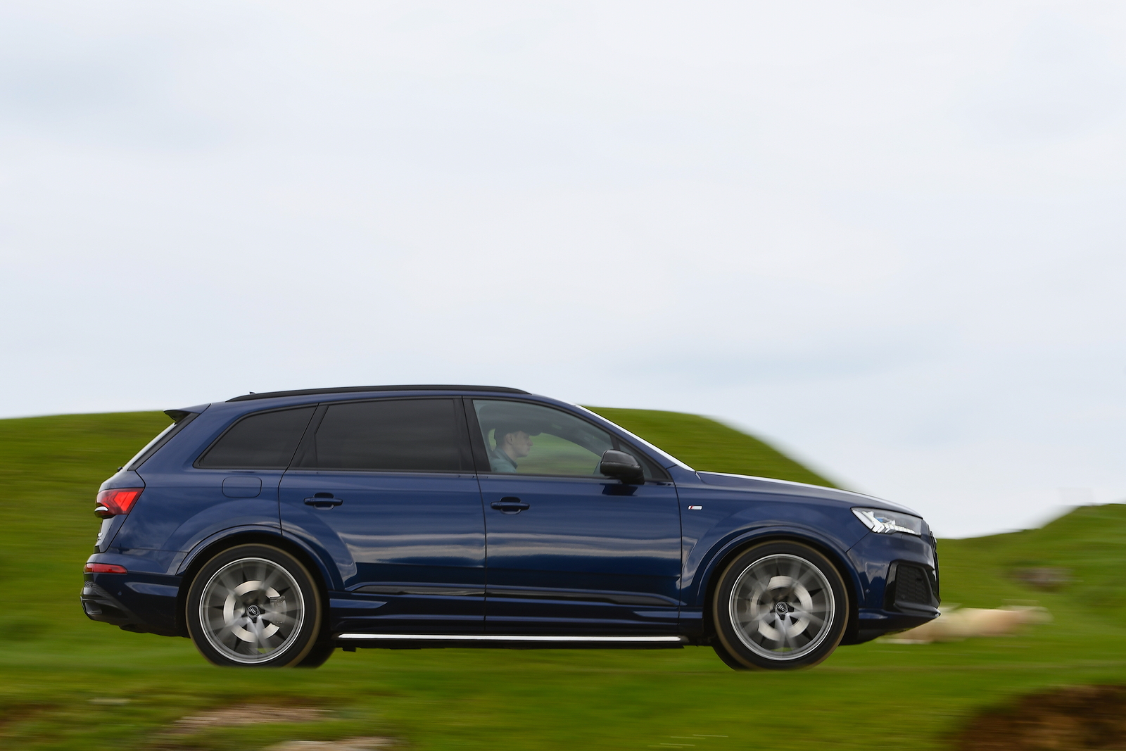Audi Q7 2021 right tracking