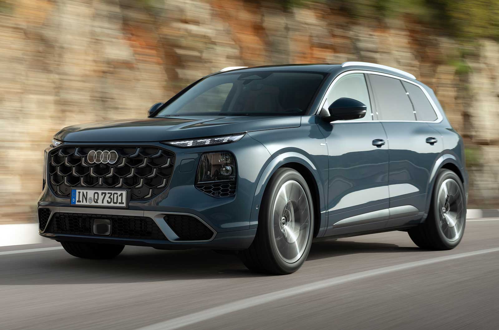 Audi Q7 driving front