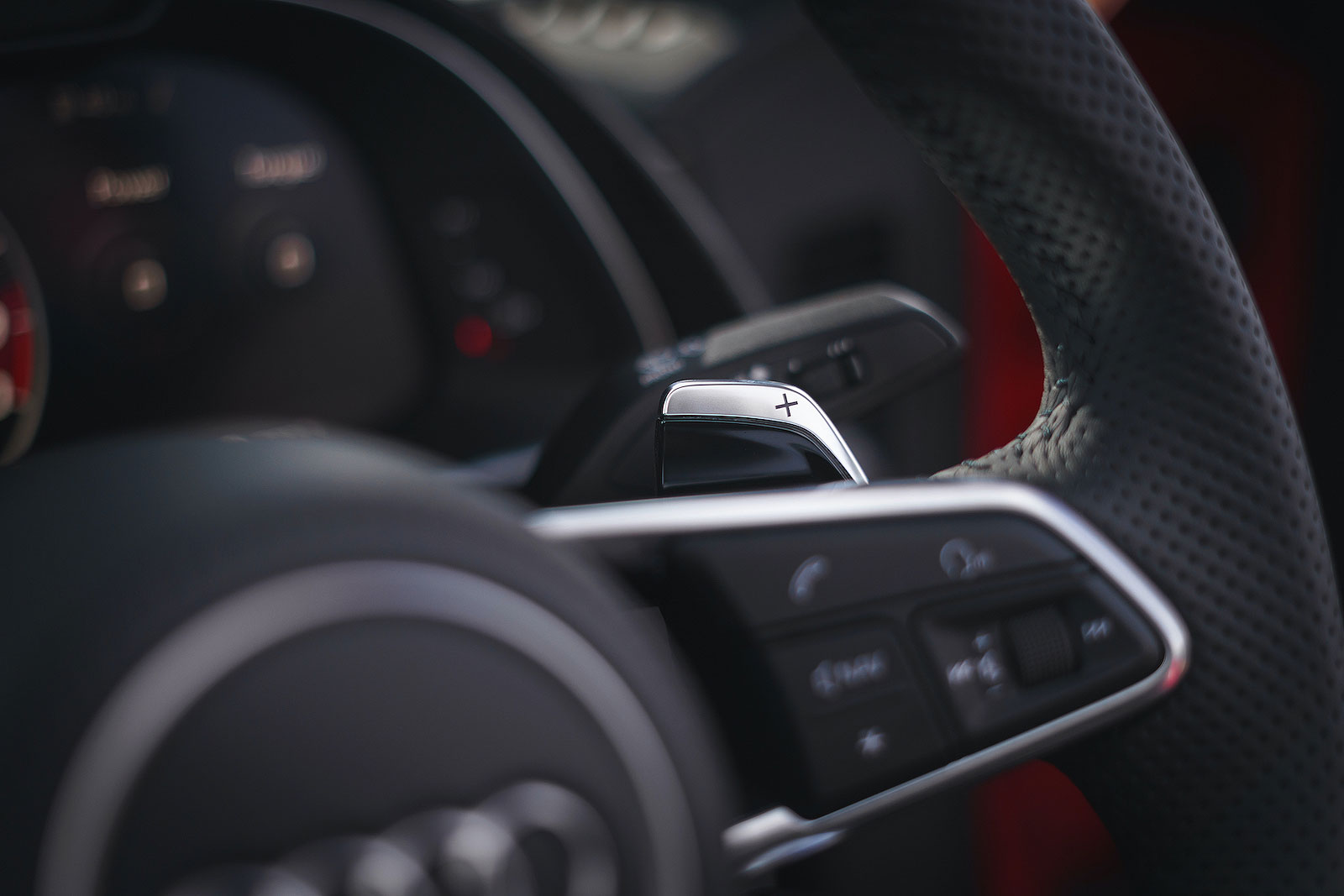 Audi R8 Spyder 2022 interior steering wheel detail
