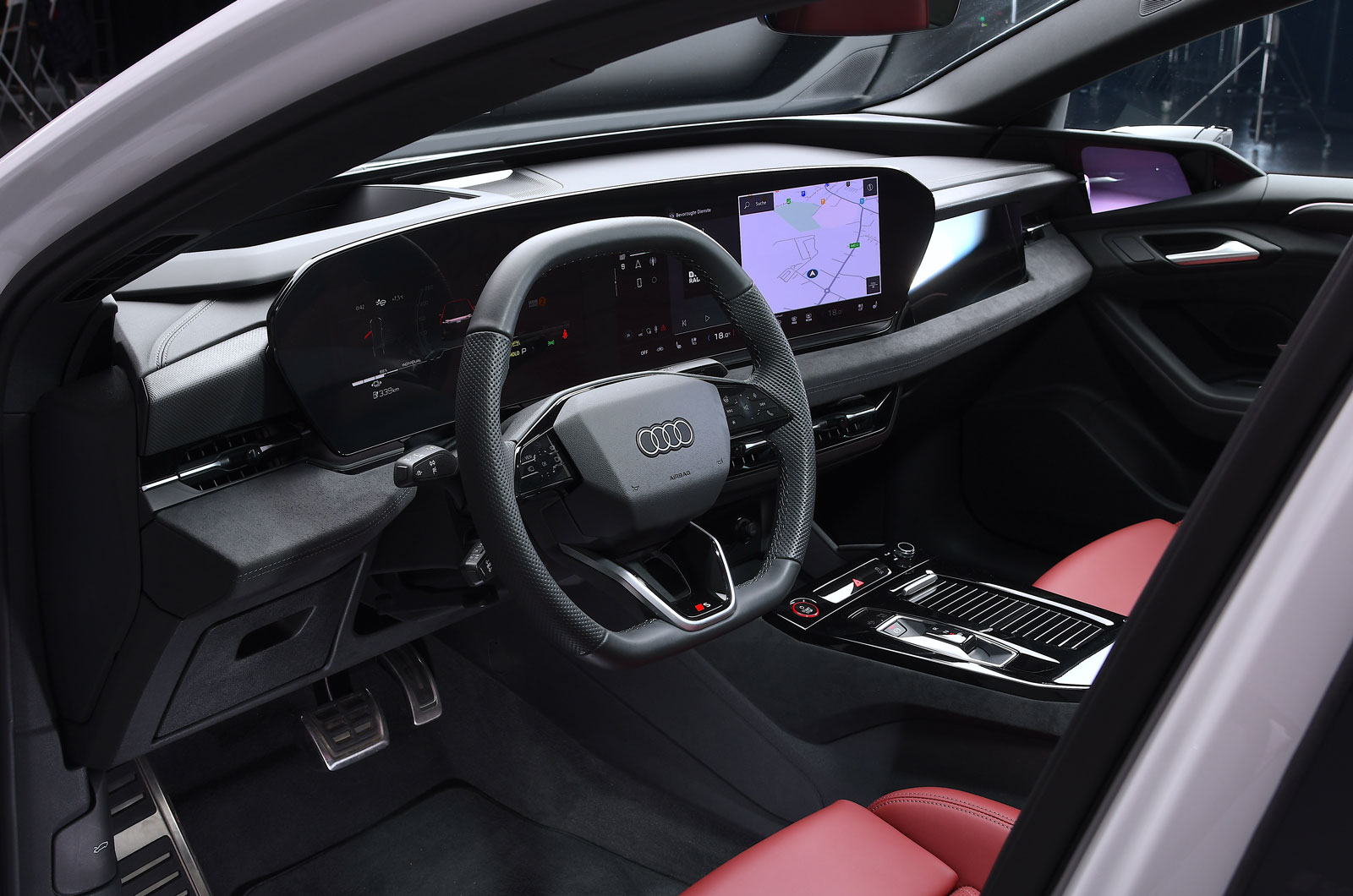 Audi-S6-e-tron-Reader-test-team-interior
