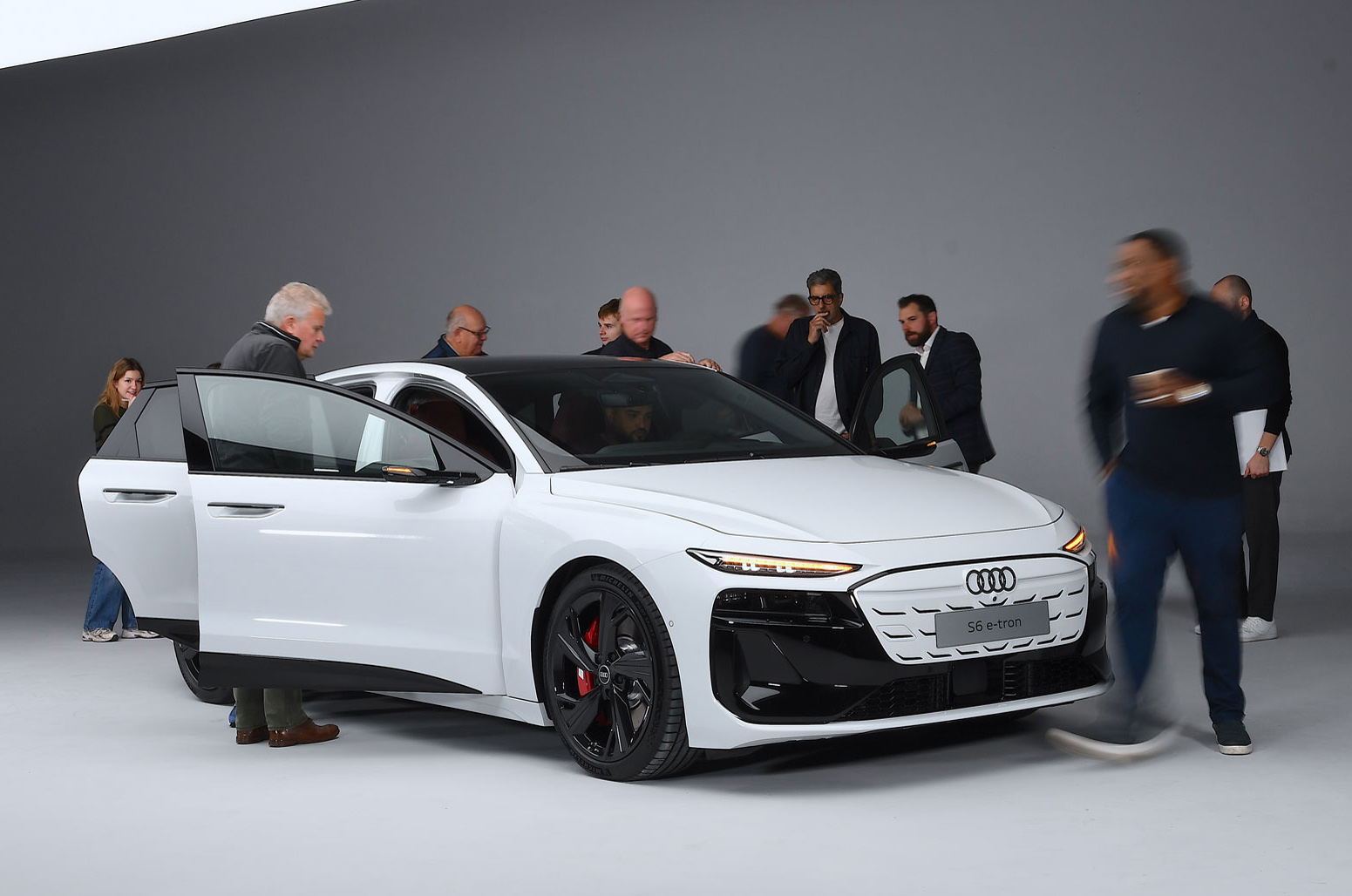 Audi S6 e-tron reader test team