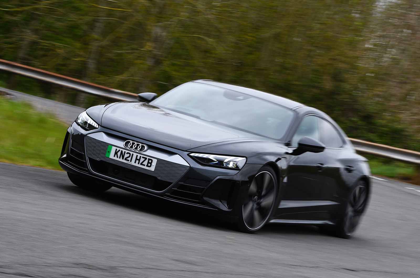 Audi E-tron GT 2021 cornering