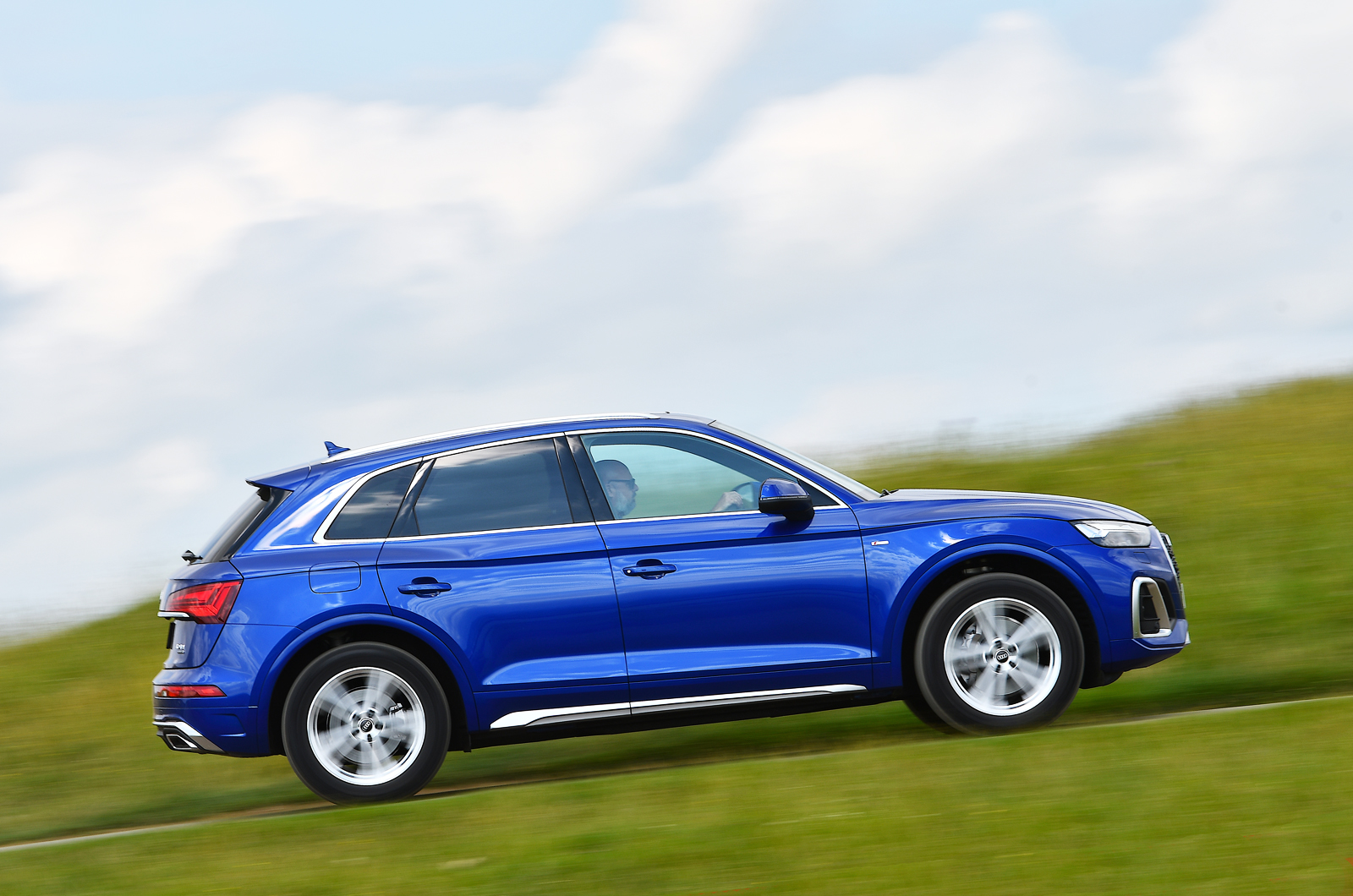 Audi Q5 2021 side