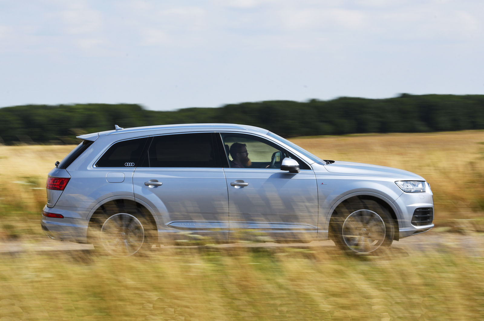Audi Q7 side panning - 67-plate car