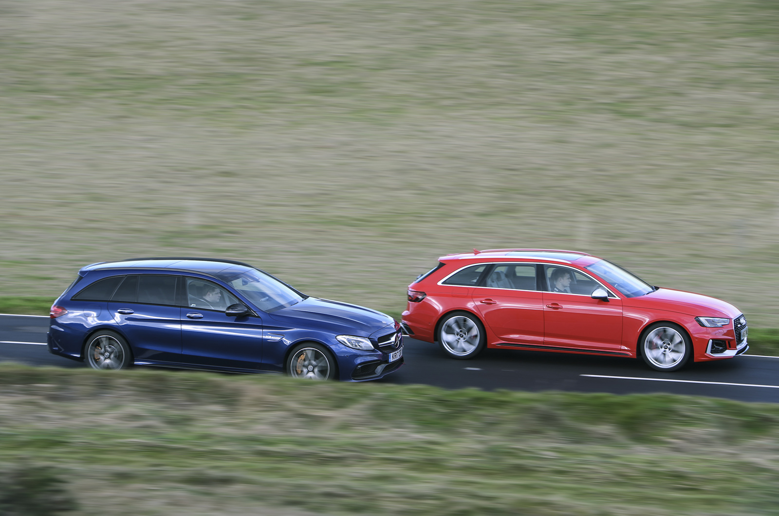 Audi RS4 Avant vs Mercedes-AMG C63 S Estate sides