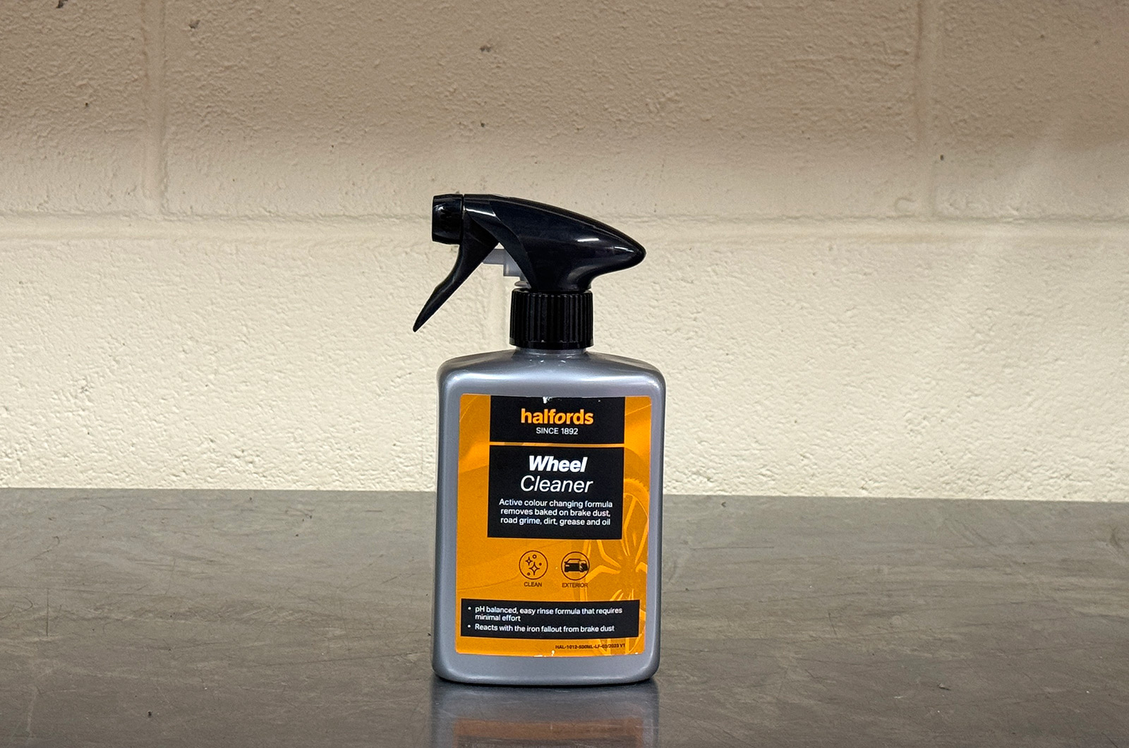 Best alloy wheel cleaner - Halfords Colour Changing Wheel Cleaner
