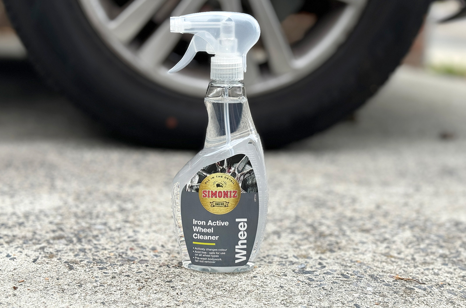 Best alloy wheel cleaner - Simoniz Iron Active Wheel Cleaner working