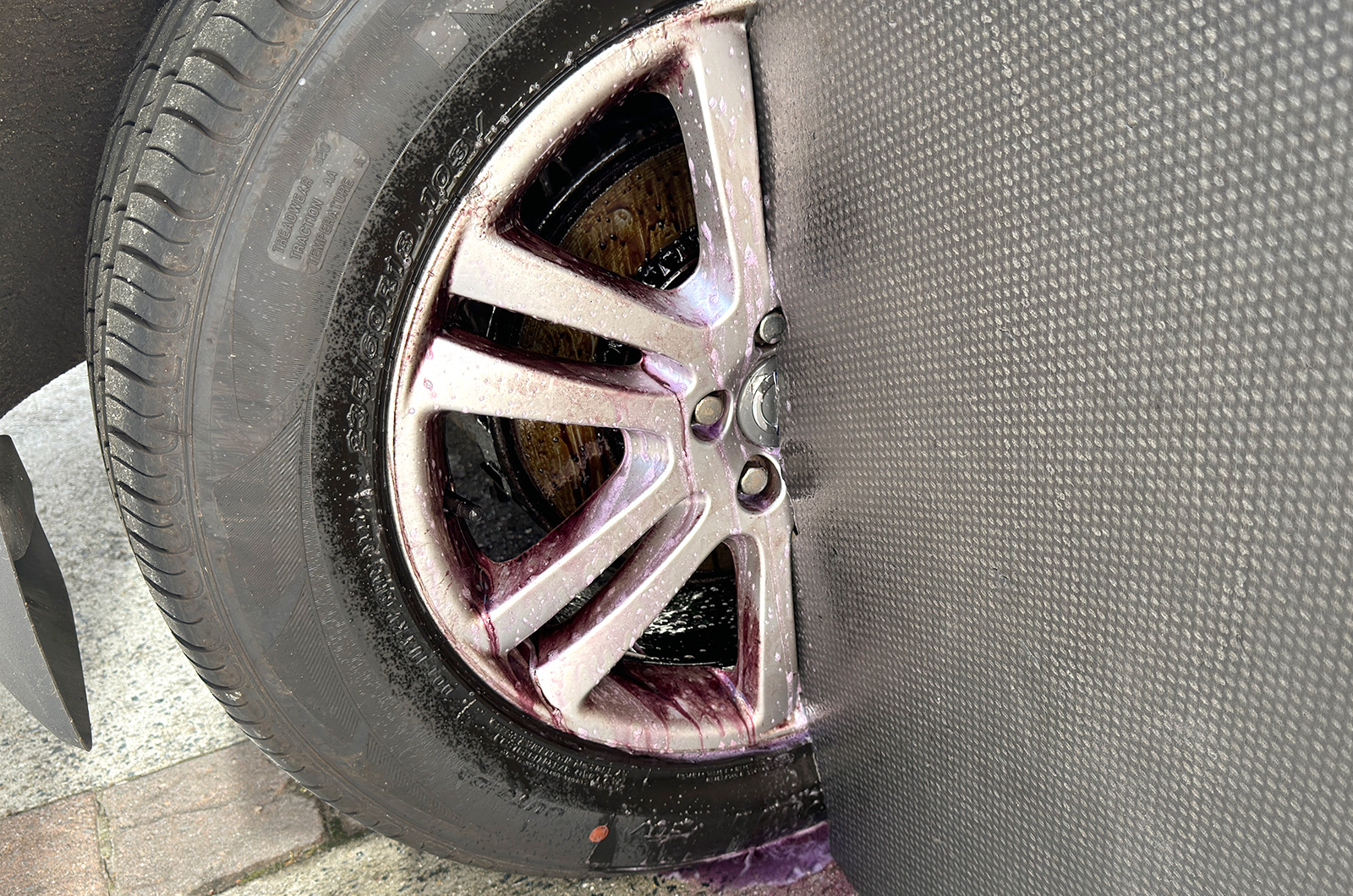 Best alloy wheel cleaner - Wonder Wheels Colour Active Super Wheel Cleaner working