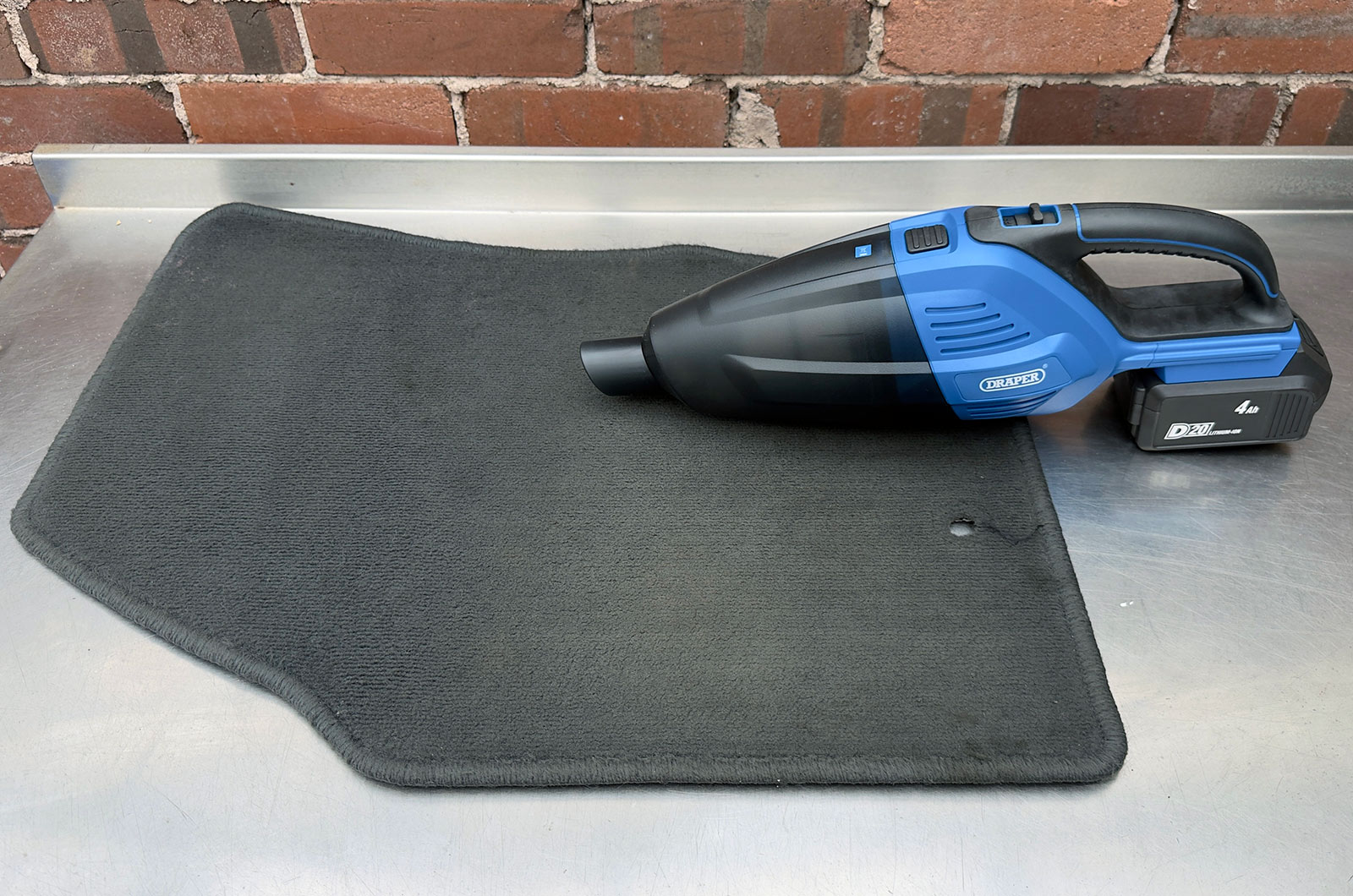 Best cordless car vacuum cleaners- Draper D20 in operation