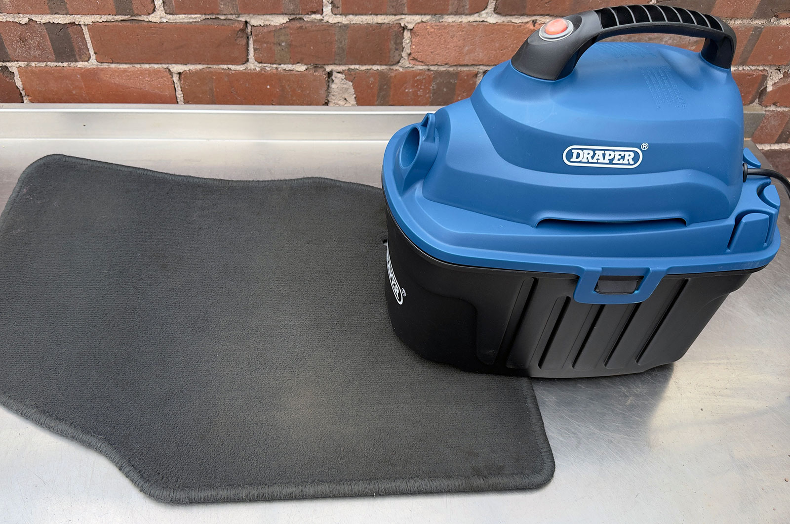 Best cordless car vacuum cleaners - Draper Wet&Dry 1000w in operation