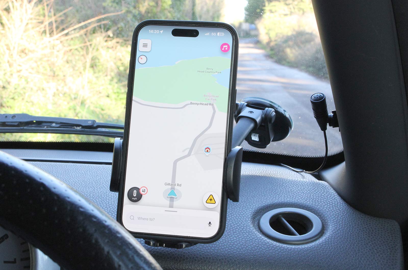 Apps2car windscreen mount with phone mounted