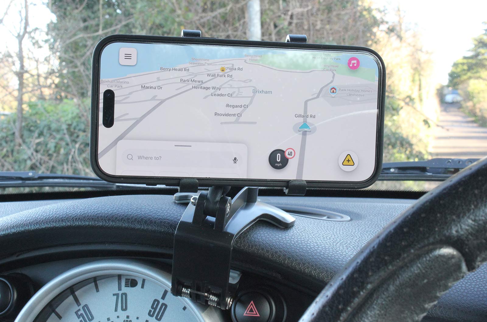 Beenle dashboard mount with phone mounted