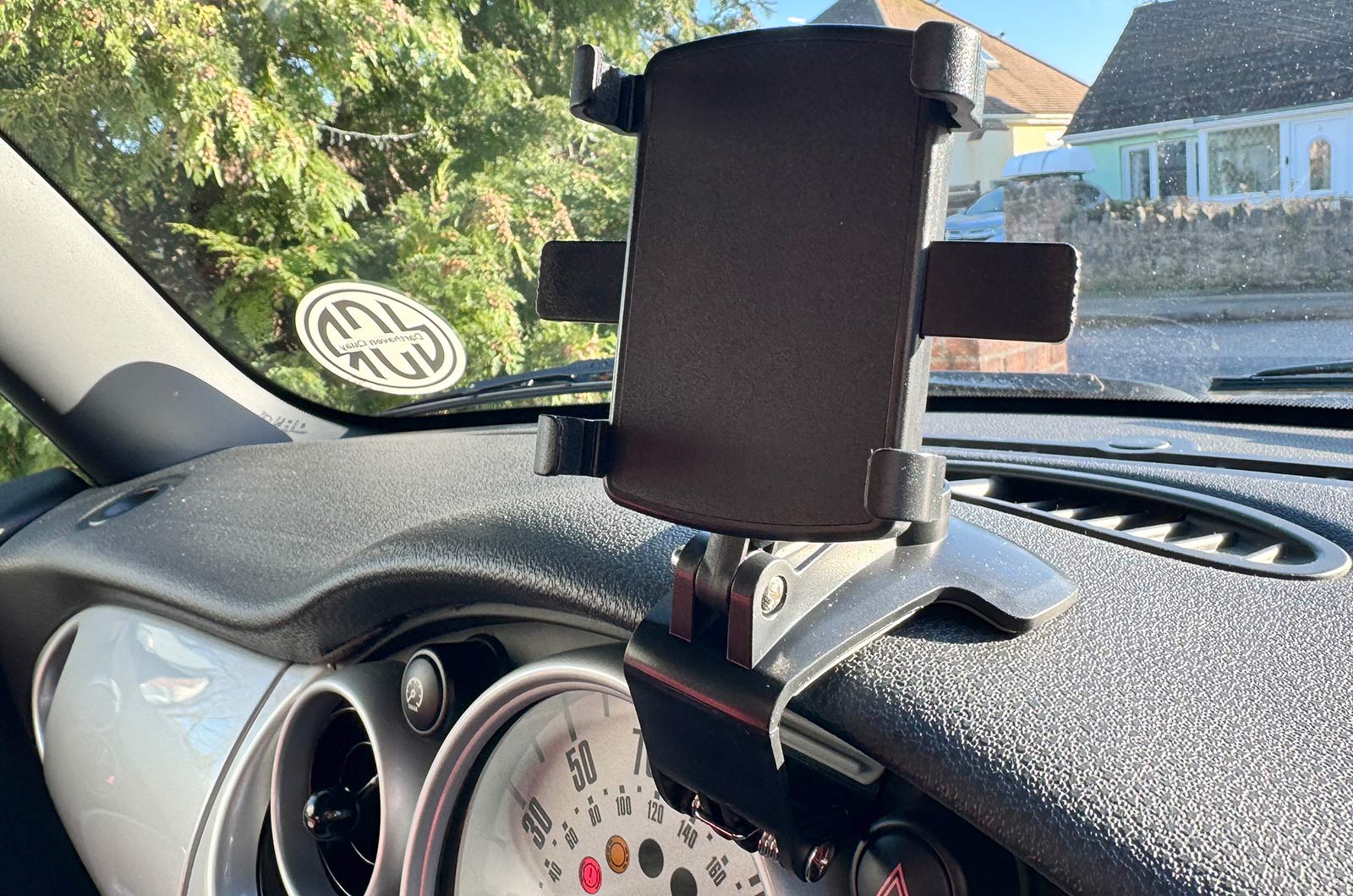 Beenle dashboard mount 